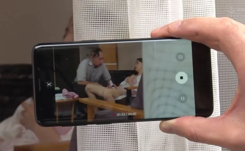 Bạn gái của con trai gian díu với bố ông chồng bị gã cấp trên khu phố phát hiện